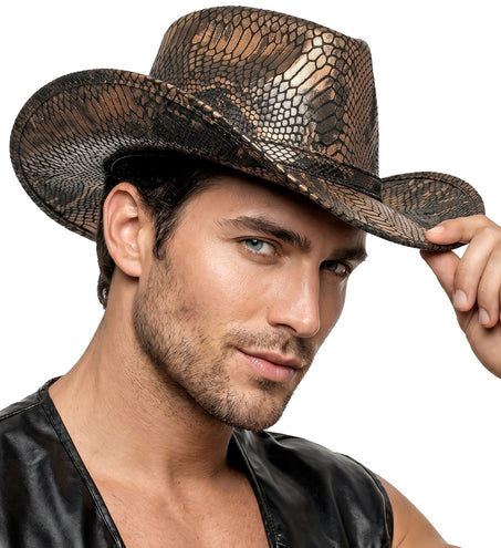 Heren cowboyhoed met koperbruine schubprint, gedragen bij een zwart leren vest