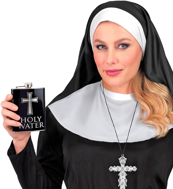 Heupfles Holy Water zwart met zilveren kruis, gedragen bij een nonnenoutfit dames