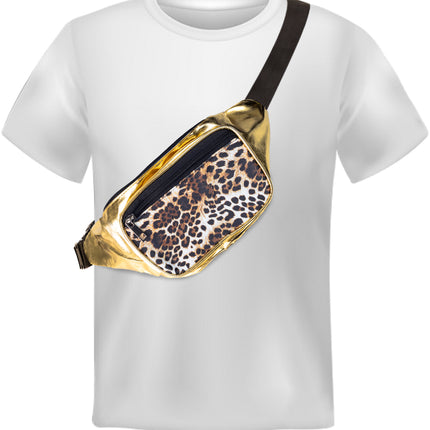 Heuptasje panter print goud schuin over de schouder gedragen bij een wit shirt, voor een discofeest