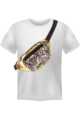 Heuptasje panter print goud schuin over de schouder gedragen bij een wit shirt, voor een discofeest