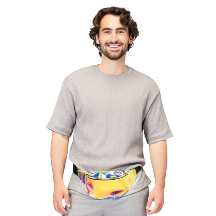 Heuptasje transparant holografisch met goudblauwe glans op een grijs shirt voor een discofeest