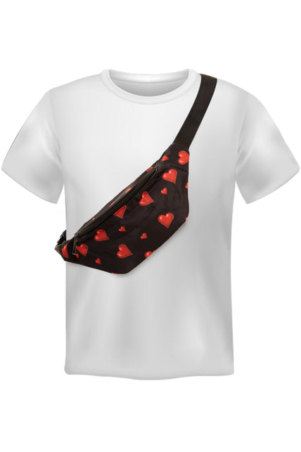 Heuptasje zwart met hartjes schuin over de schouder gedragen als crossbody bij een wit shirt