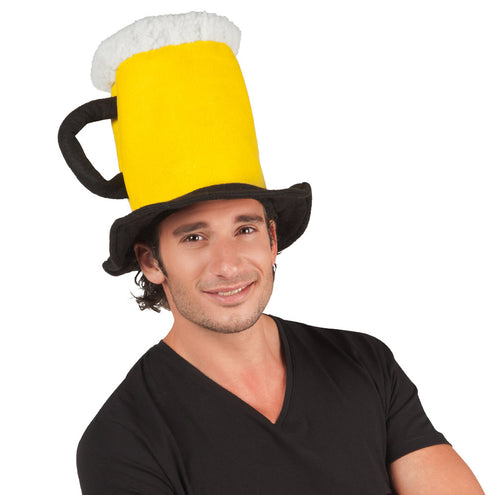 Hoed Bier pul groot op hoofd van man, gele bierpul met witte schuimkraag en zwarte rand voor Oktoberfest