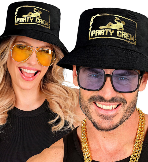 Hoed bucket party crew gedragen door dame en heer op een feest