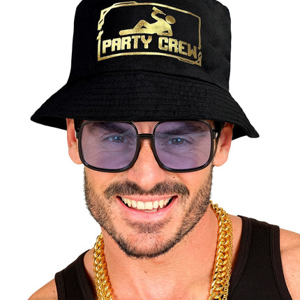 Hoed bucket party crew op het hoofd van een man, gouden Party Crew-print op de voorkant
