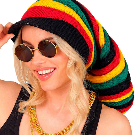 Hoed tam rasta bij een vrouw, zwarte klep aan de voorkant en gekleurde strepen