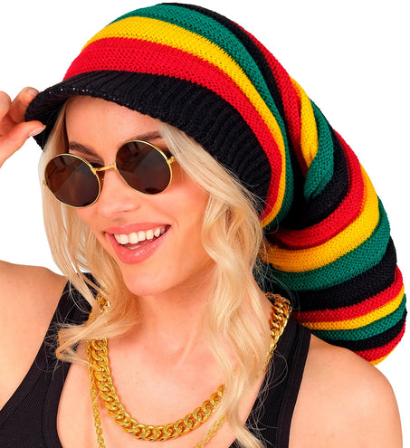 Hoed tam rasta bij een vrouw, zwarte klep aan de voorkant en gekleurde strepen
