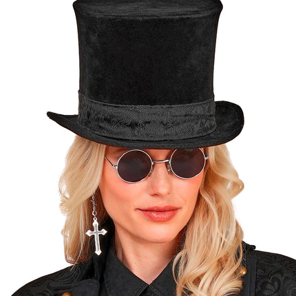 Hoge hoed bel kroon fluweel zwart bij een damesoutfit met ronde donkere bril