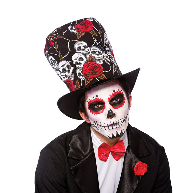 Hoge hoed day of death luxe met witte doodskoppen en rode rozen op de zwarte bol, gedragen met sugar-skullschmink op Halloween