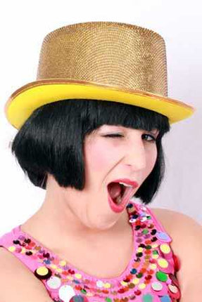 Hoge hoed glitter goud met glinsterende bol en gele rand, gedragen op een themafeest