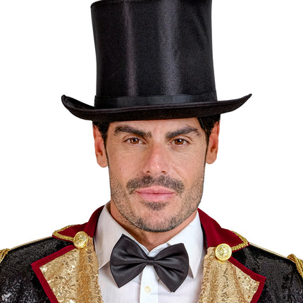 Hoge hoed met satijnglans bij circusjas met epauletten, look van circusdirecteur