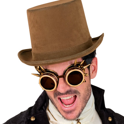 Hoge hoed vintage suede bruin op het hoofd van een man, zijaanzicht van de bol