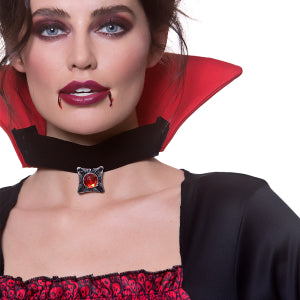 Hoge rode kraag met zwarte choker en rode siersteen van het klassieke vampier jurkje