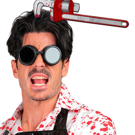 Hoofdband baco door hoofd gedragen op het hoofd bij een bloederige monteurslook voor Halloween