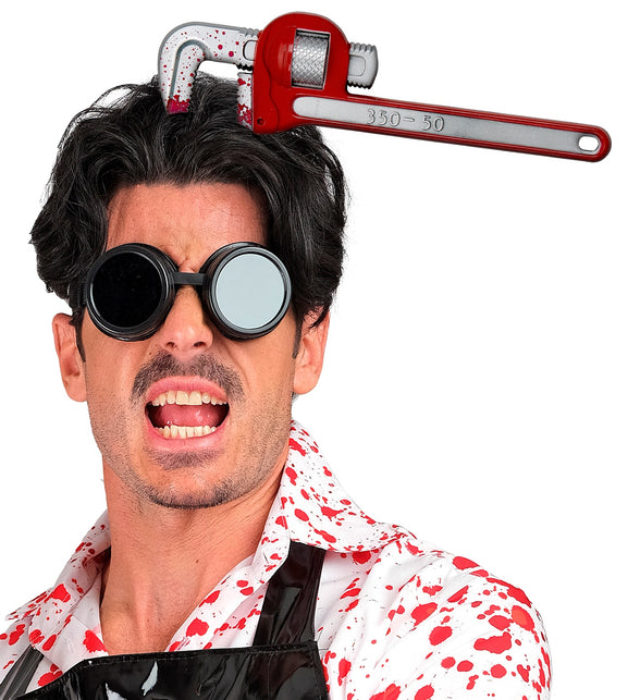 Hoofdband baco door hoofd gedragen op het hoofd bij een bloederige monteurslook voor Halloween