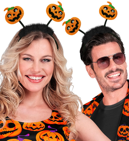Hoofdband pompoen Liv gedragen door dame en heer bij een pompoenprint-outfit voor Halloween
