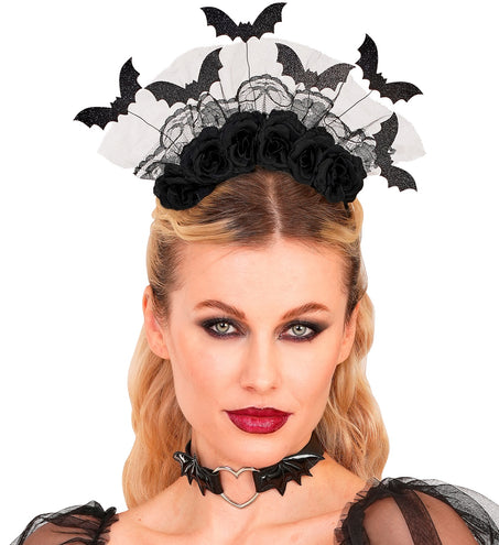 Hoofdband vleermuizen en zwarte rozen op opgestoken haar, met donkere make-up voor Halloween