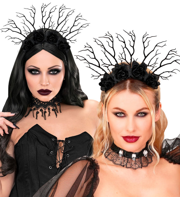 Hoofddeksel donkere koningin gedragen door twee dames bij een gotische Halloweenlook