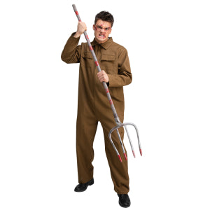Hooivork met bloed geheven boven het hoofd bij een boerenoutfit voor een Halloweenfeest