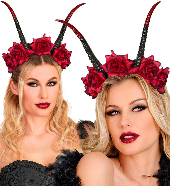 Hoorns met rode rozen gedragen door twee modellen, hoorns rijzen hoog boven het haar uit