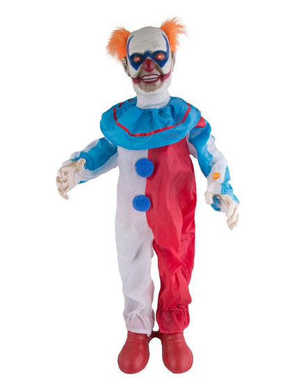 Horror clown decoratiepop 95 cm in wit-rode overall met blauwe kraag, pompons en oranje haar voor Halloween