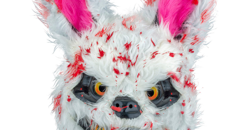 Horrorkonijn masker wit pluche met rode bloedspatten, roze oren en oranje hoektanden voor Halloween