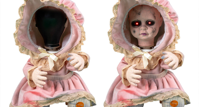 Horrorpop met draaiend hoofd van 30 cm in roze jurkje met kant, ogen lichten rood op, halloweendecoratie