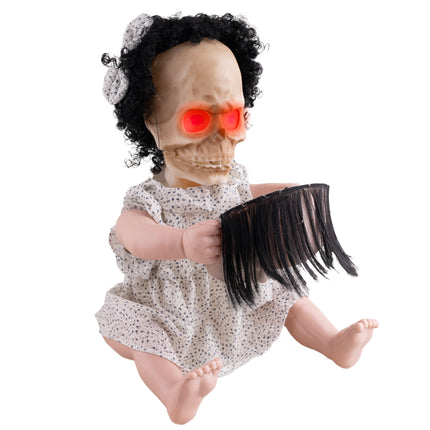 Horrorpop houdt haar afneembare gezicht vast, schedel met rode ogen zichtbaar voor Halloween