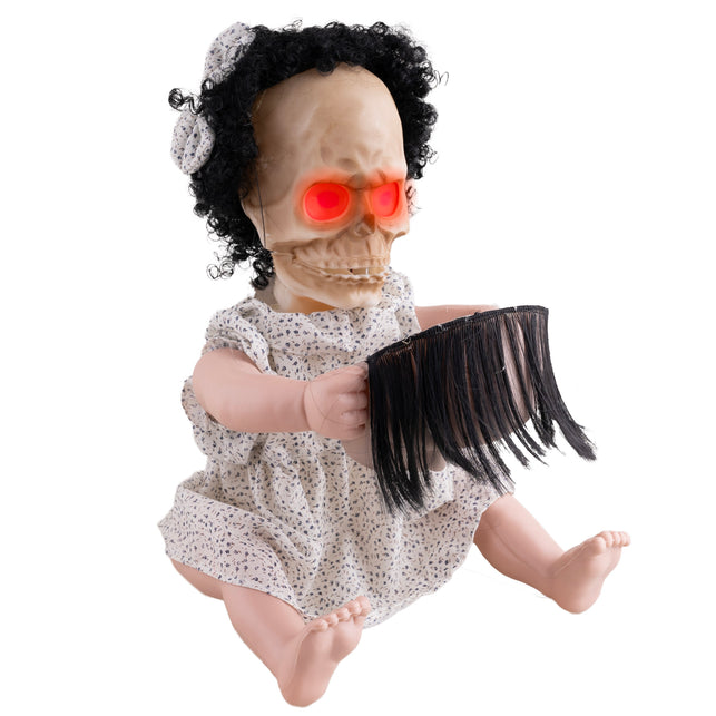 Horrorpop houdt haar afneembare gezicht vast, schedel met rode ogen zichtbaar voor Halloween
