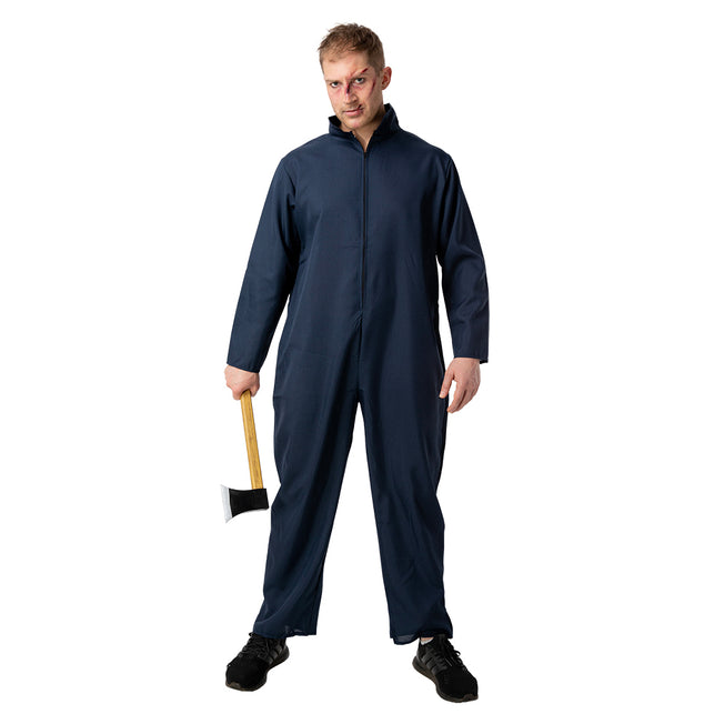 Houten bijl als Halloween attribuut, los in de hand naast een donkere overall