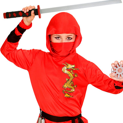 Houten katana met rood gevest en ruitmotief op de greep, geheven boven het hoofd