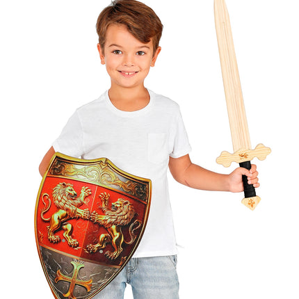 Houten ridderschild aan de arm van een jongen, formaat zichtbaar naast T-shirt