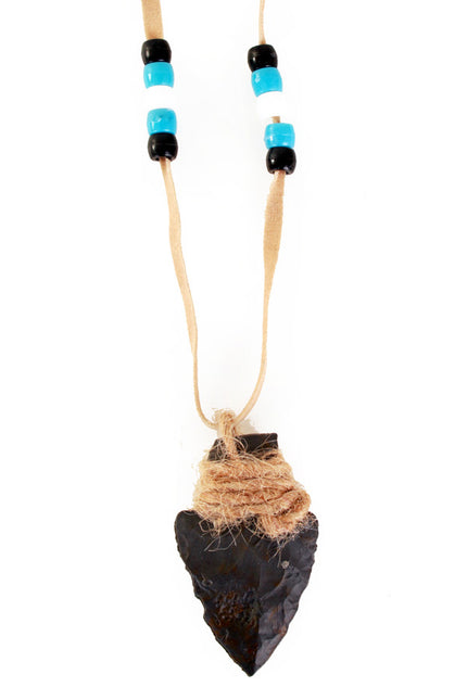 Indianen ketting met donkerbruine stenen pijlpunt aan beige koord met zwarte, witte en turquoise kralen