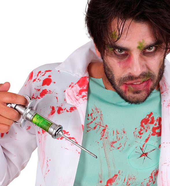 Injectiespuit in de hand van gestoorde arts, groene vulling en spitse naald zichtbaar