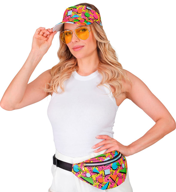 Jaren 80 zonneklep met open bovenkant en heuptas op witte broek, discolook
