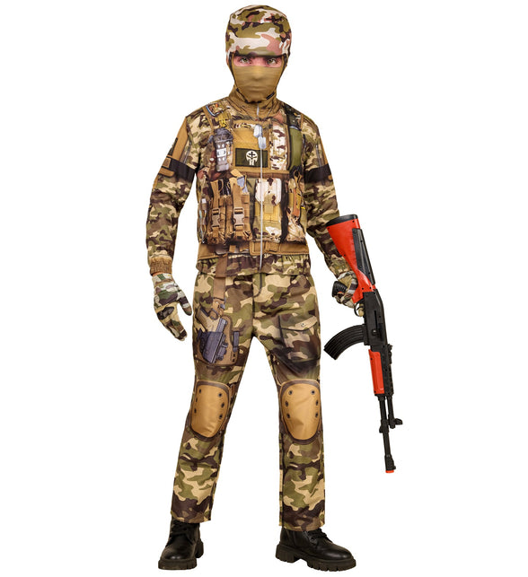 Jongen in camouflage legerkostuum met bedekt gezicht, klaar voor carnaval of een kinderfeestje
