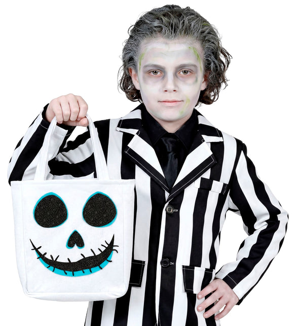 Jongen houdt de trick-or-treat tas spook aan beide stoffen hengsels omhoog bij zijn Halloweenkostuum