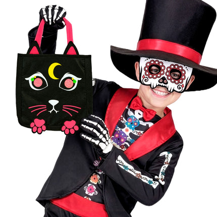 Jongen houdt de zwarte snoeptas kat omhoog op een Halloweenfeest