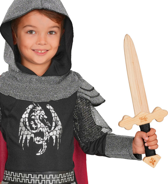 Jongen met houten ridderzwaard in de hand bij een ridderoutfit met kap