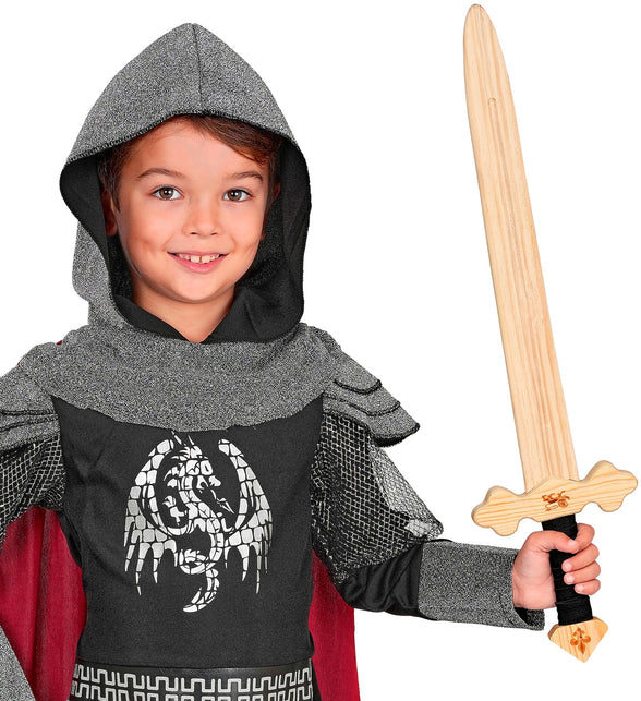 Jongen in ridderoutfit houdt het houten ridderzwaard omhoog op een ridderfeest
