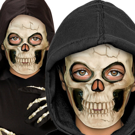 Jongen met schedel masker onder zwarte capuchon, oogkassen laten de ogen vrij