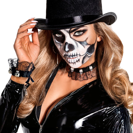 Kanten choker met witte schedeltjes gedragen bij skeletschmink en zwarte hoge hoed