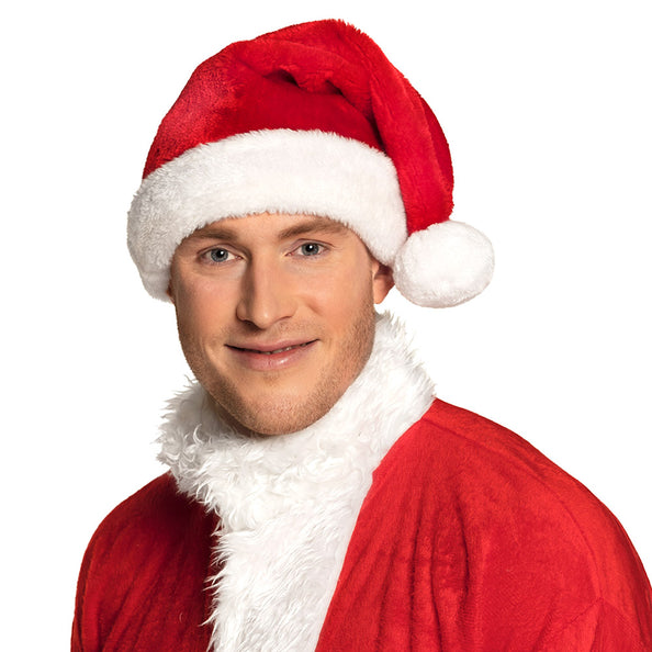 Kerstmuts van rood pluche met witte bontlookrand, gedragen door een man in kerstmanjas