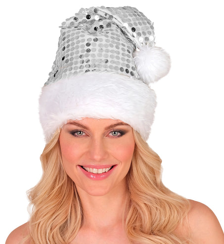 Kerstmuts met zilveren pailletten op tule, gedragen door dame met punt opzij