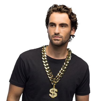 Ketting Dollar Memphis goud gedragen door een man in zwart T-shirt als rapperoutfit voor een foute party