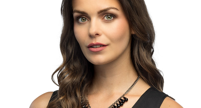 Ketting gothic met zwarte kruishanger gedragen door dame op zwarte jurk, voor Halloween
