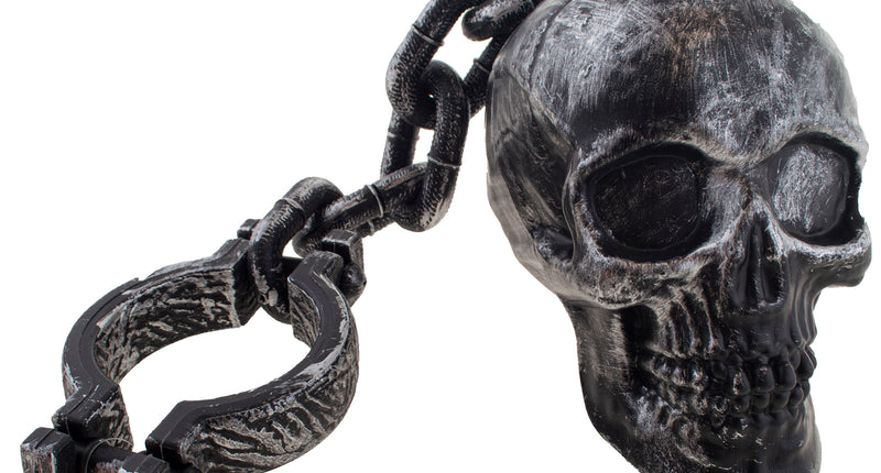 Ketting met schedel in zwart met witte vegen, doodskop aan schakelketting met open handboei voor Halloween