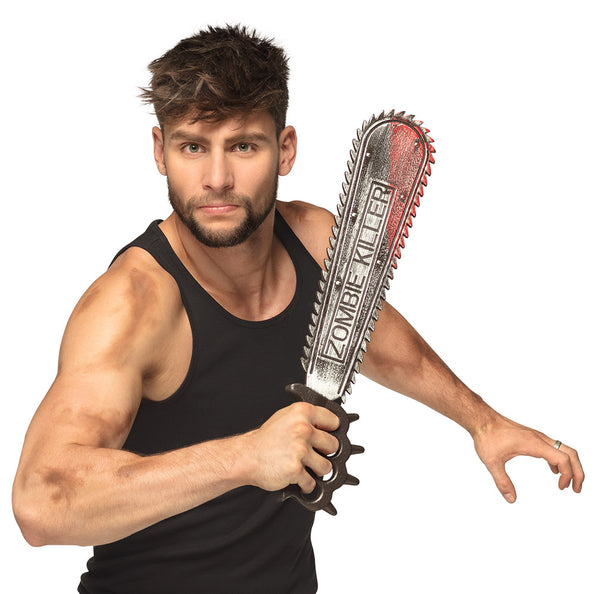 Kettingzaag Zombie killer van 50 cm vastgehouden door een man, zilvergrijs blad met rode spatten voor Halloween