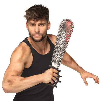 Kettingzaag Zombie killer van 50 cm vastgehouden door een man, zilvergrijs blad met rode spatten voor Halloween