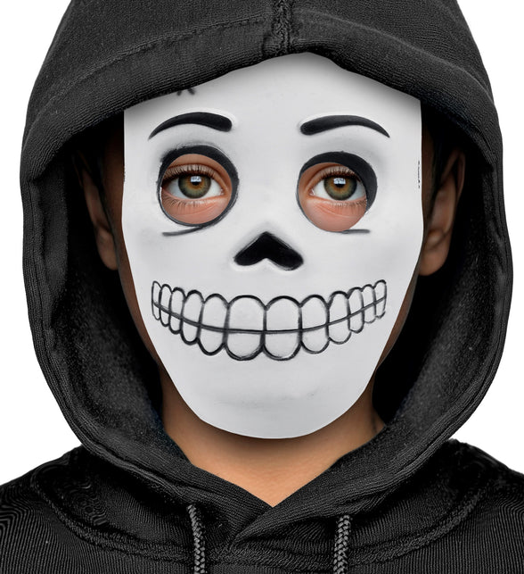 Kind draagt wit schedelmasker met open oogopeningen onder zwarte capuchon